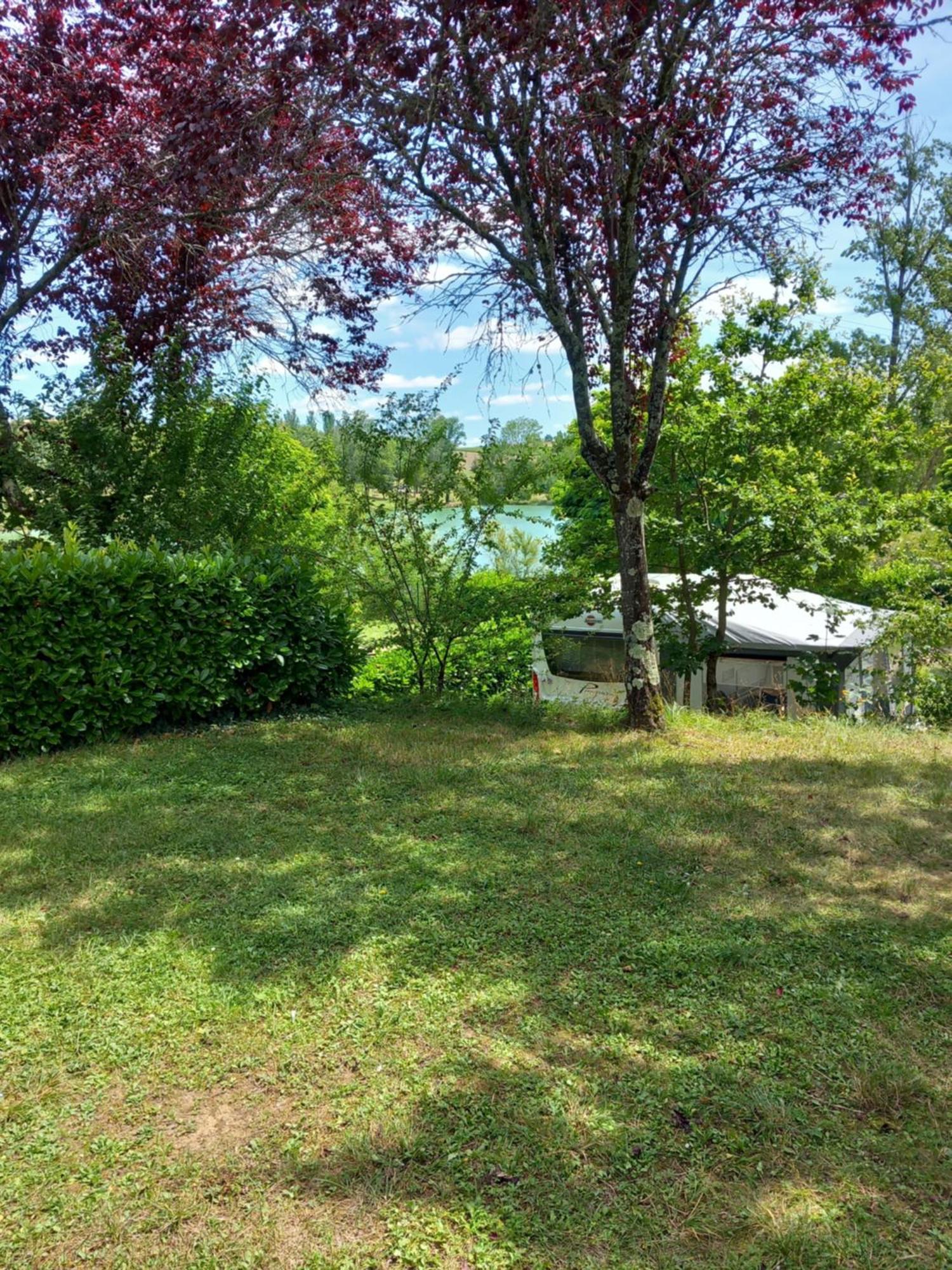 Hotel Les Auzerals Camping Du Lac Rabastens Exterior foto